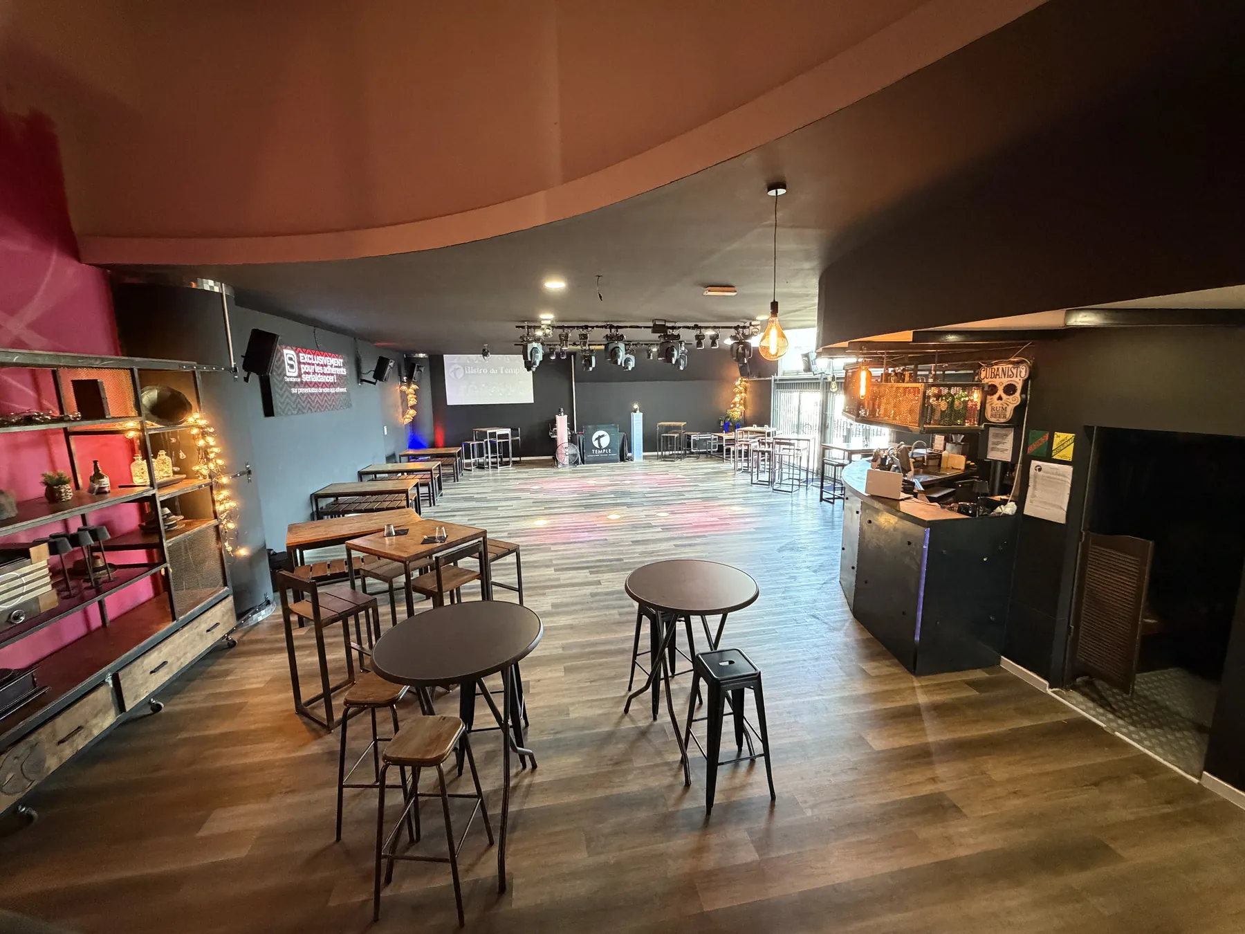 Le Bistro du Temple et sa piste de danse, vus depuis la mezzanine Le Bistro du Temple et sa piste de danse, vus depuis la mezzanine