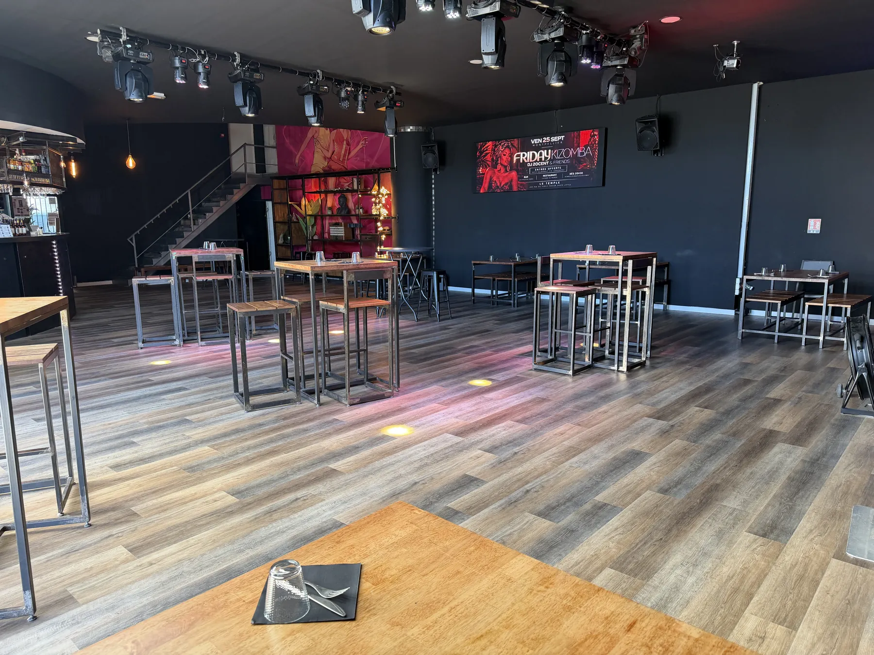 La salle du Bistro du Temple dressée pour le midi