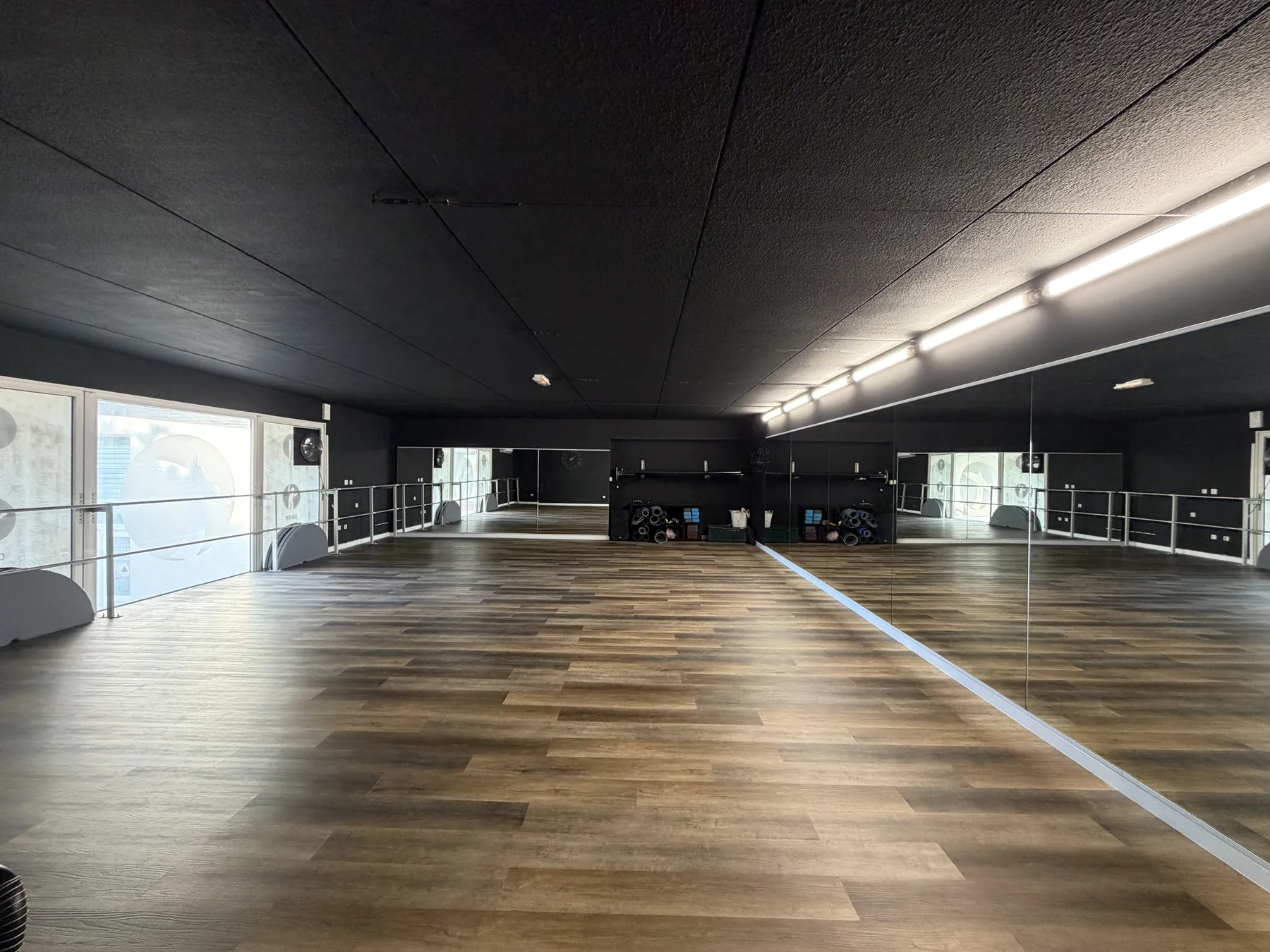 La mezzanine du Temple, baies vitrées et miroirs